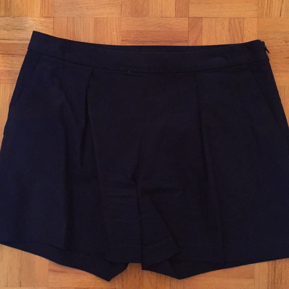 Banana Republic Factory pleated shorts